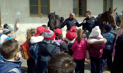 gli alunni con i cavalli della Polizia di Stato