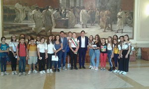 Foto di gruppo degli alunni del progetto presso il Comune di Catania