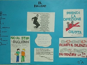 Uno dei cartelloni realizzati dagli alunni sul bullismo